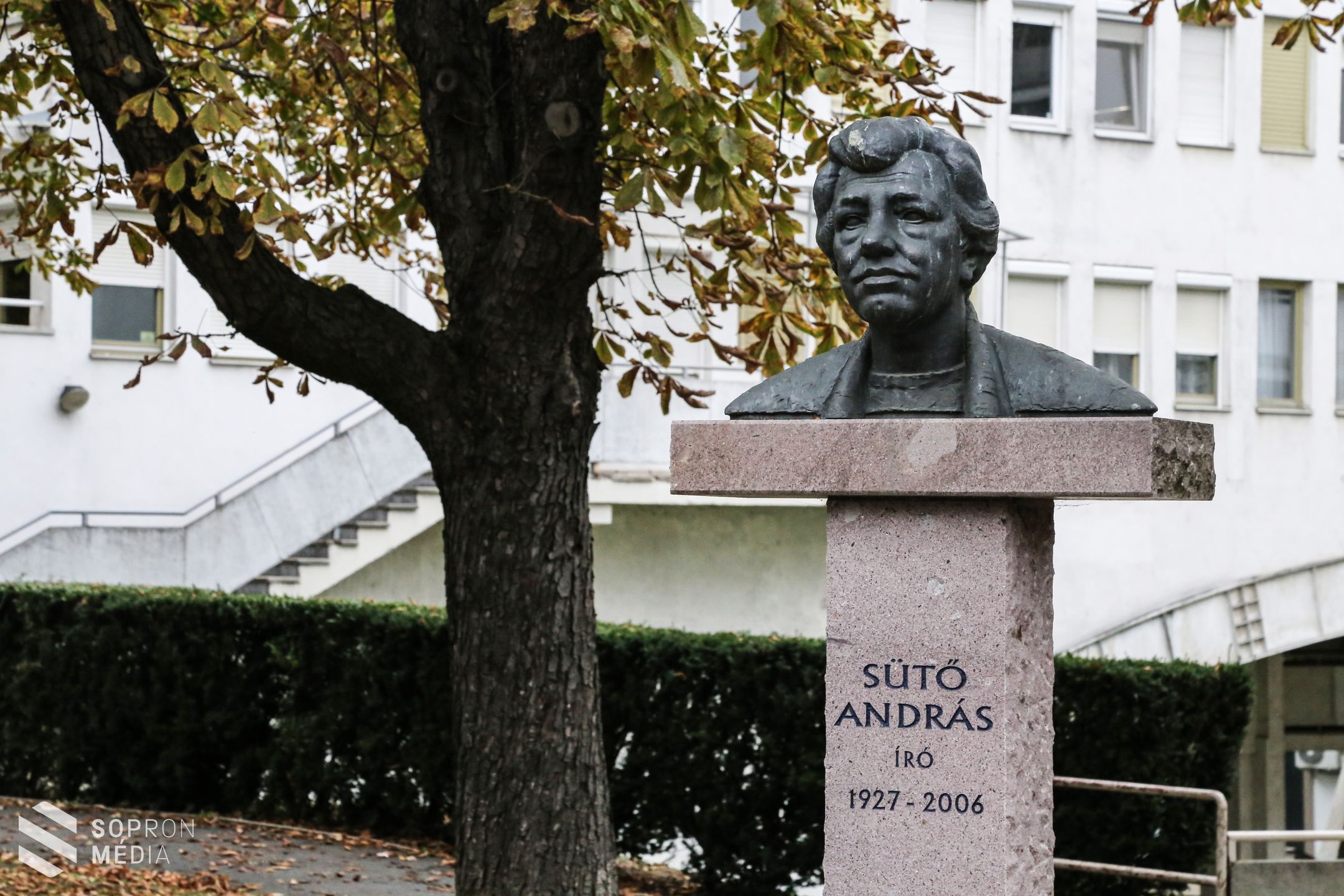 Koszorúzással emlékeztek meg Sütő Andrásról