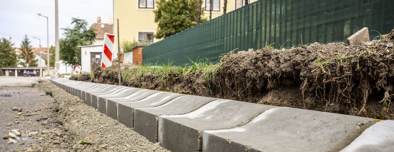Marják az útburkolatot a Király Jenő utcában – figyeljen a parkolásnál!