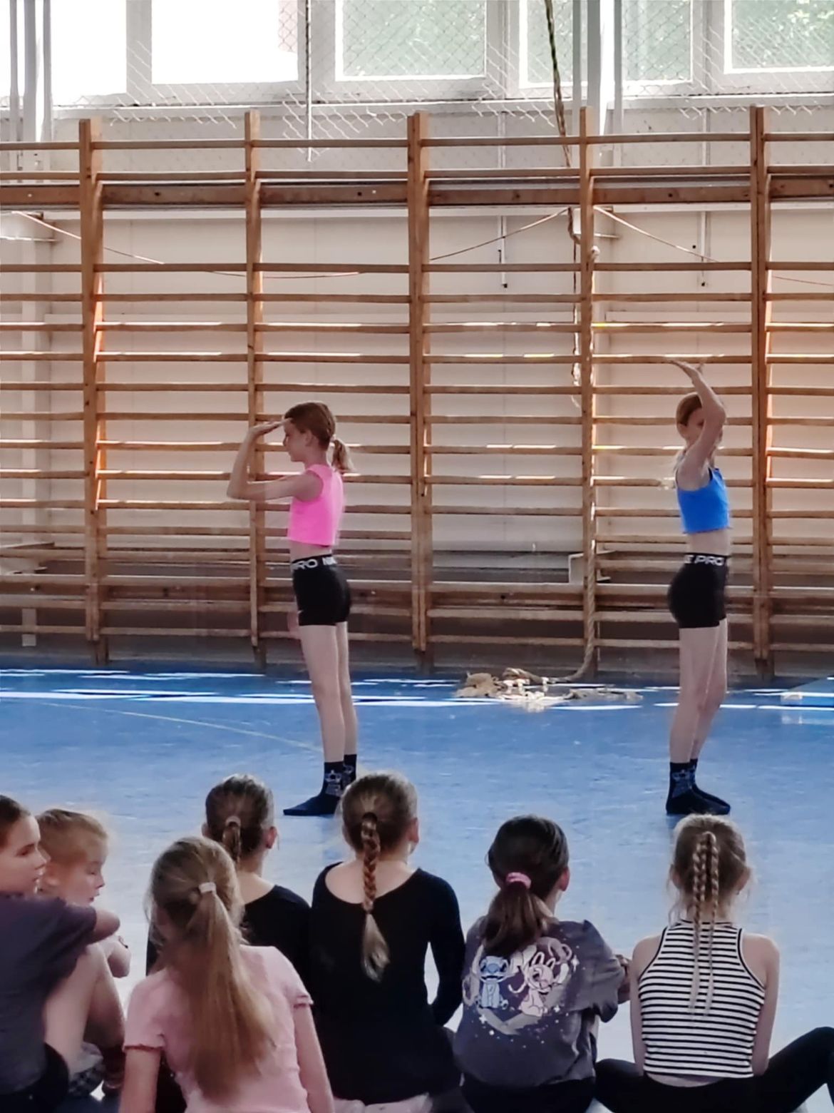 Tánc és talajtorna bemutató az alsó tagozaton