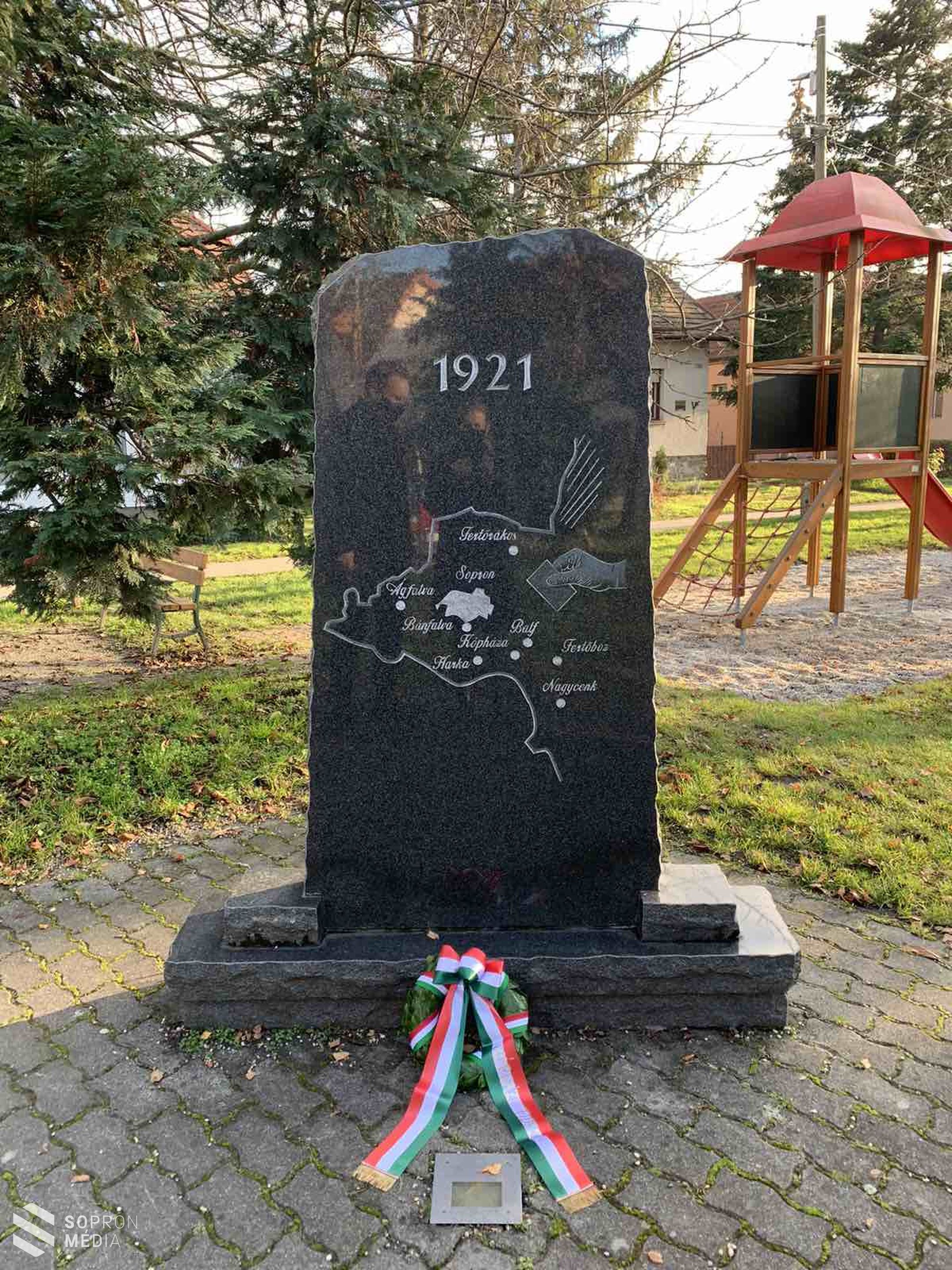 Koszorúzás a népszavazás évfordulóján