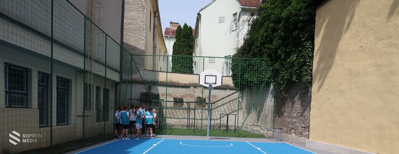 Felújították a Széchenyi István Gimnázium sportpályáját