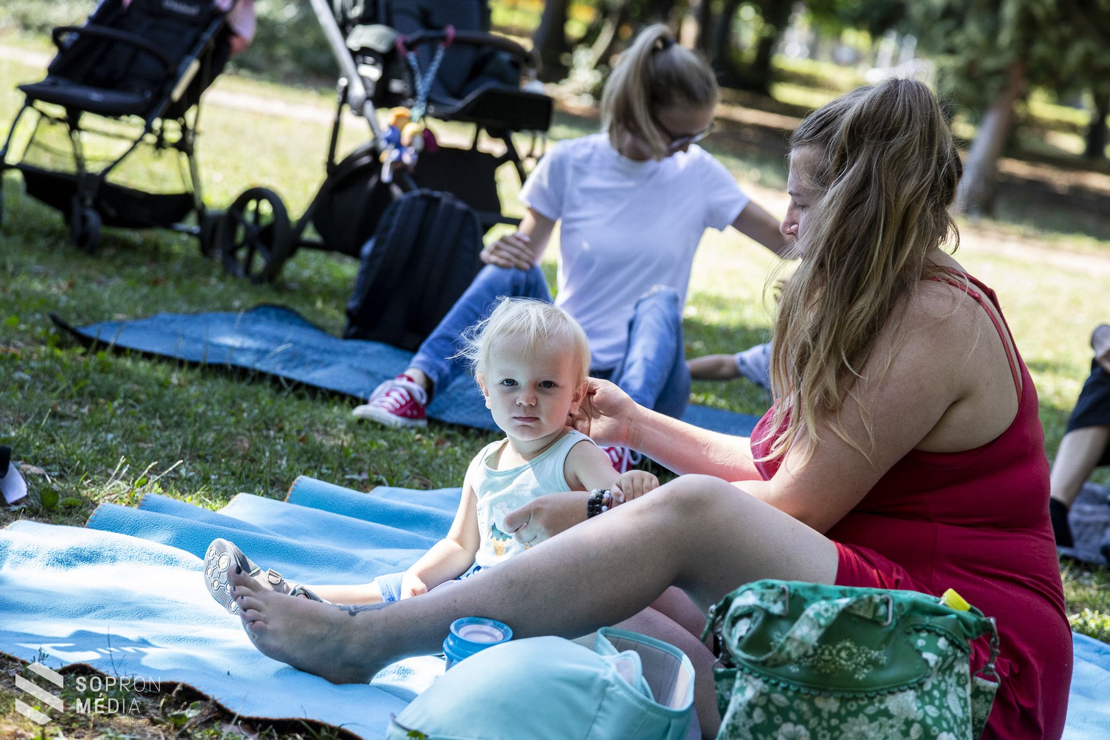 Vidám  baba-mama délelőtt az Erzsébet-kertben