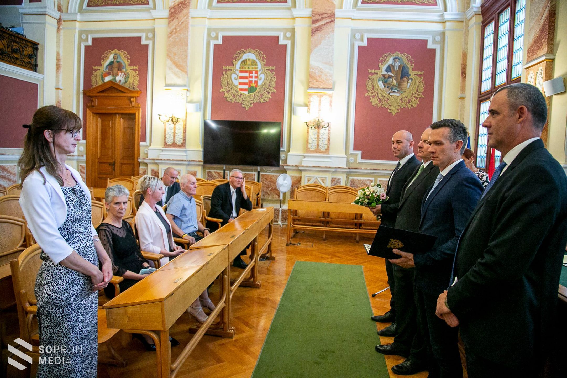Köztisztviselőit köszöntötte a város