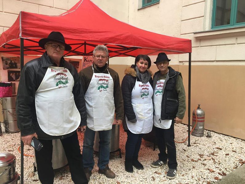 Kapuvári szakácsok főztek ünnepi ebédet szegényeknek Rómában