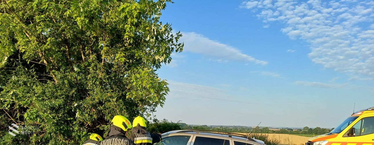Árokba csapódott egy autó a 84-es főúton