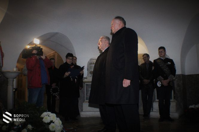Dr. Fodor Tamás SMJV polgármestere és Dr. Simon István SMJV alpolgármestere a mauzóleumban 