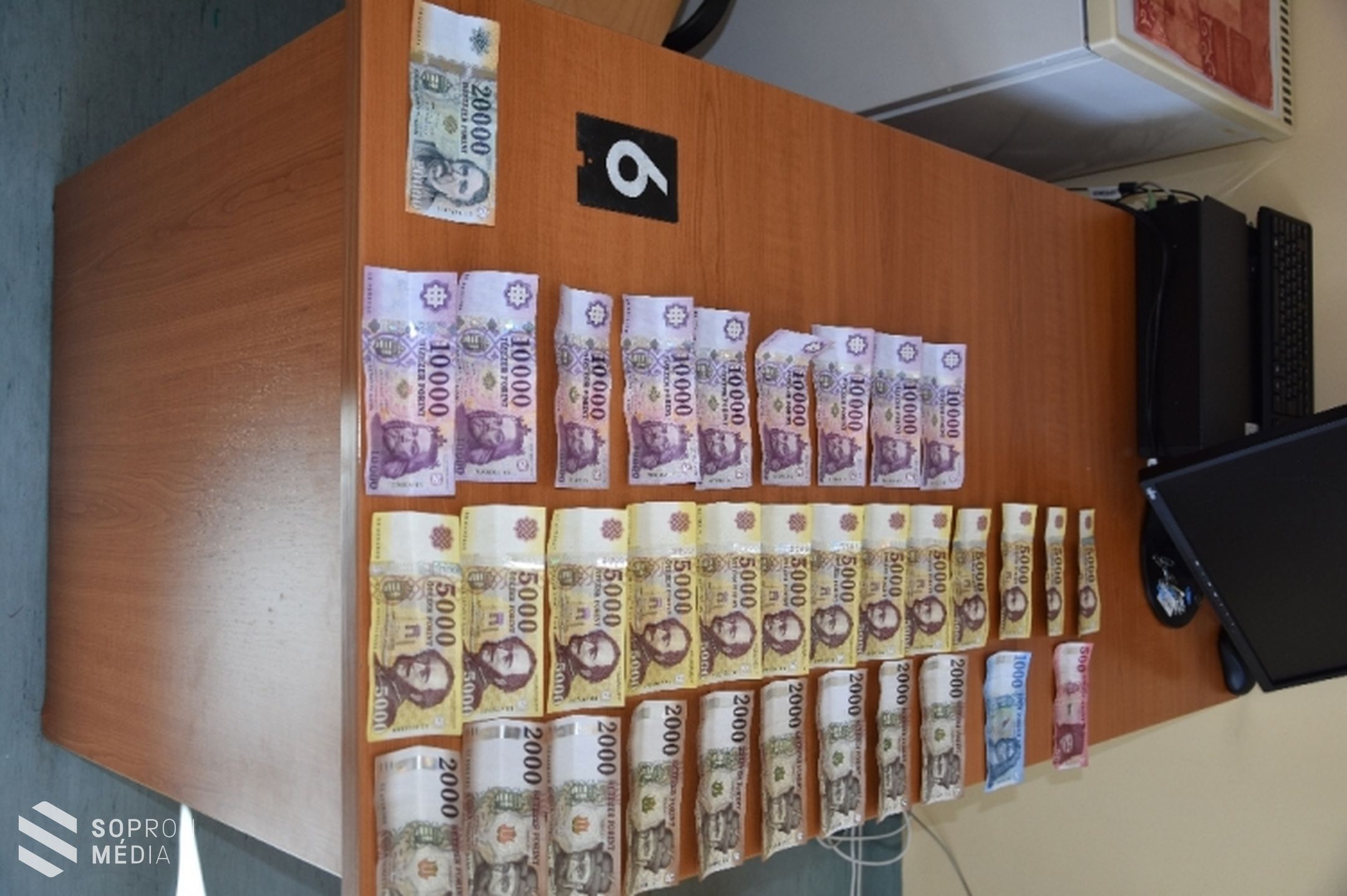 Gépkocsijában és lakásán is drogot tárolt