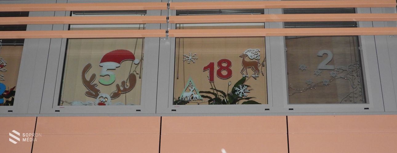 Adventi kalendárium a felújított soproni vasútállomás ablakaiban