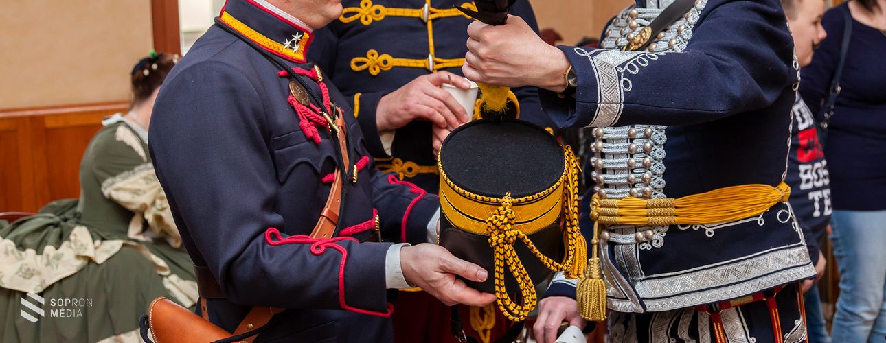 Ágyúdörgés és viselet bemutató is színesítette a családi napot