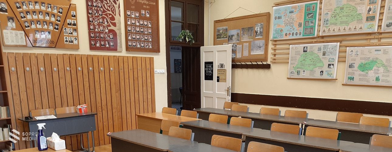 A Líceumban maszkban és csokival kezdődik az érettségi