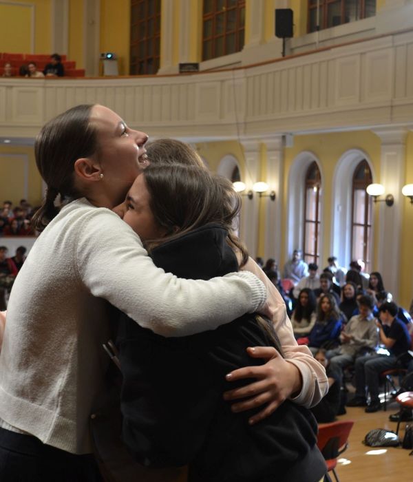 Komédiákba oltott tragédiák a diáknapon