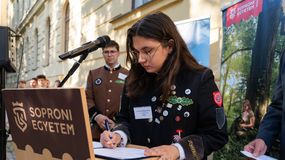 Országosan egyedülálló etikai kódexet írtak alá a Soproni Egyetem hagyományőrző hallgatói