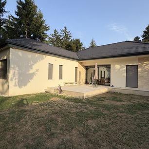 Zeneszobával spékelve