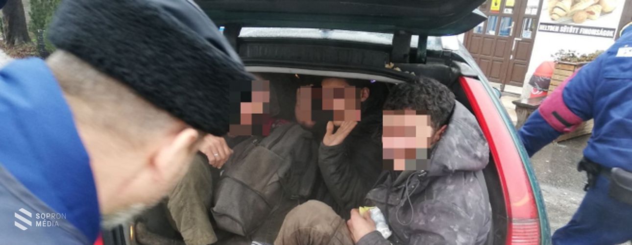 Egy embercsempészt és tizenkét migránst fogtak Sopronkőhidán