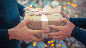 Egyre több helyen cserélik önkéntesen a karácsonyi ajándékot