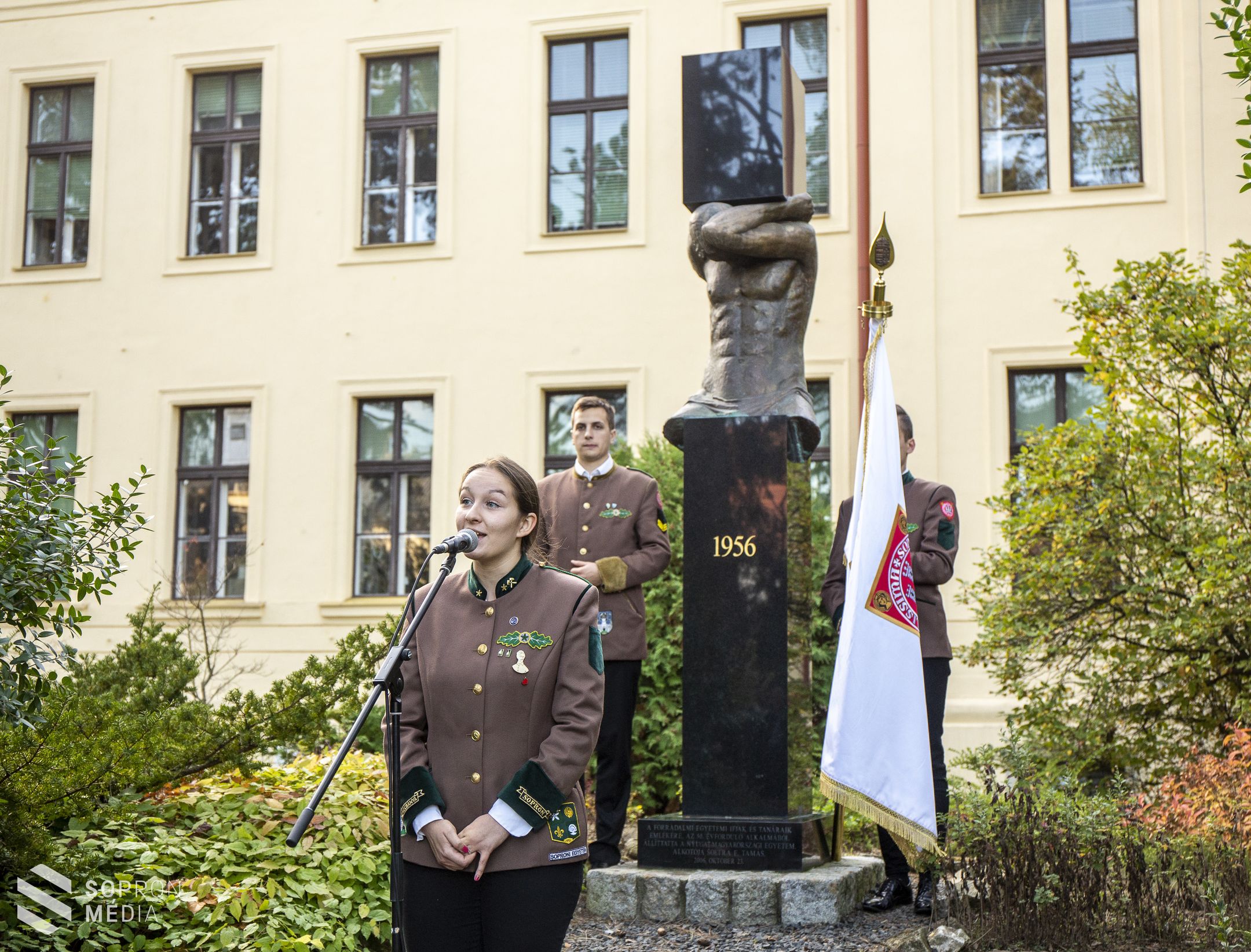 A vér nélküli forradalom hősei előtt tisztelgett az egyetem