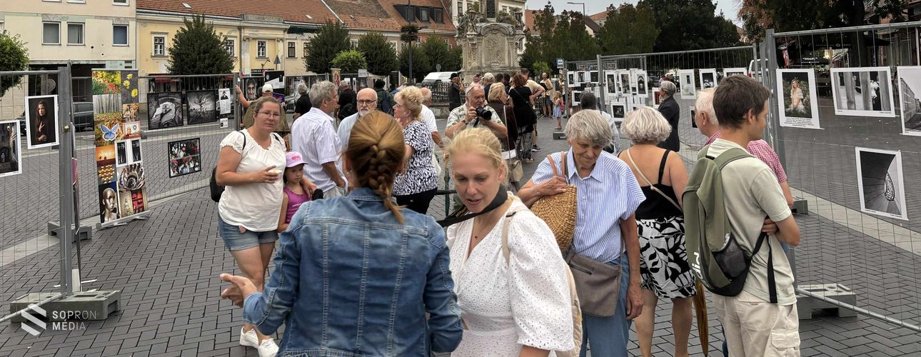 Megnyílt a szabadtéri kiállítás a magyar fotográfia napja alkalmából