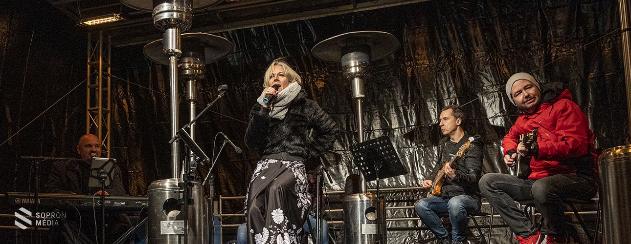 Megtelt a Révai utca a Jereván lakótelepen Wolf Kati soproni adventi koncertjén