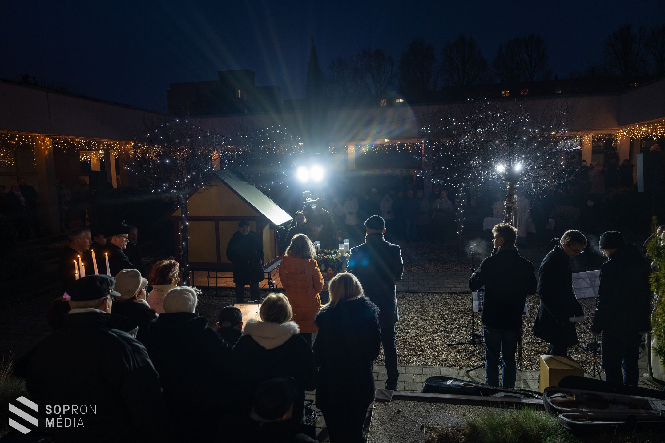 Adventi gyertyagyújtás a Jereván lakótelepen