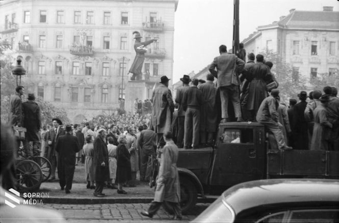 Bem József tér, tüntetés 1956. október 23-án a Bem szobornál. Háttérben a Lipthay utca. 