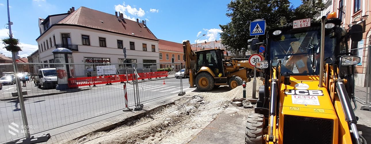 Lezárták a gyalogátkelőt a Várkerület-Ötvös utca sarkánál