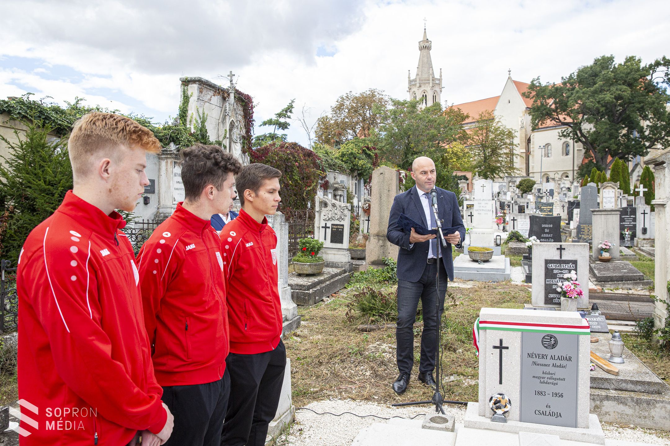 Felújították az egykori labdarúgó sírhelyét Sopronban