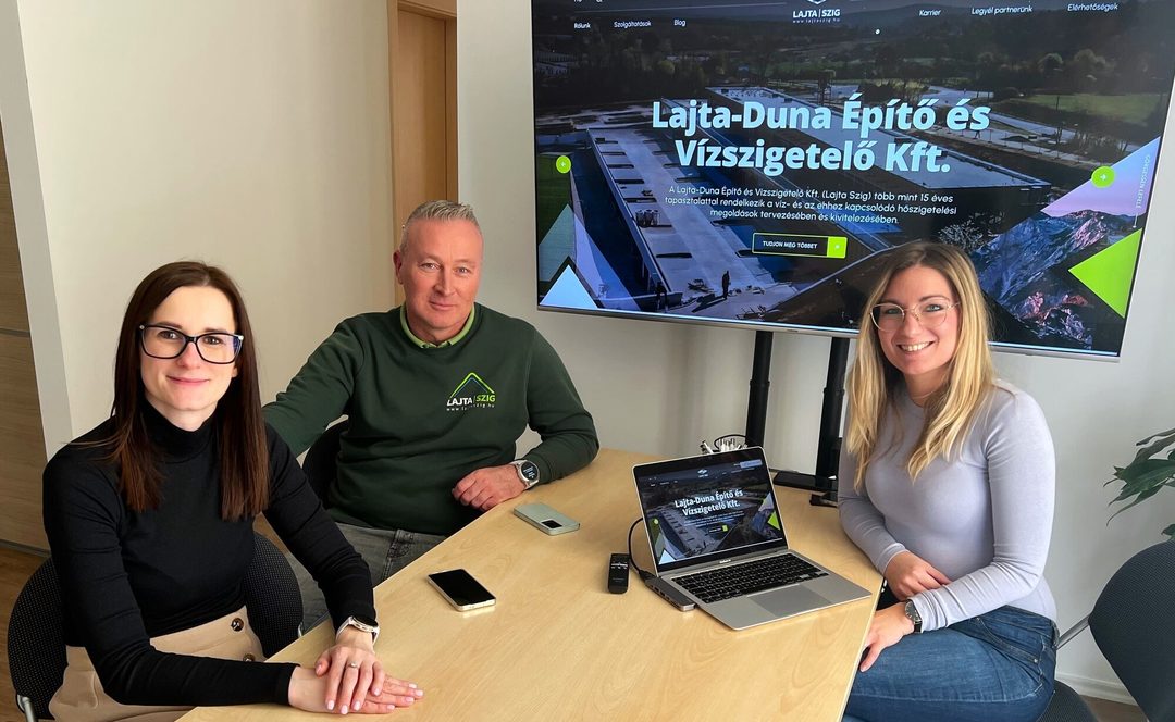 Babos Zsanett, Babos Zoltán és Dorka az fws győri irodájában, a háttérben a kivetítőn az új Lajta-Duna nyitóoldal designterve