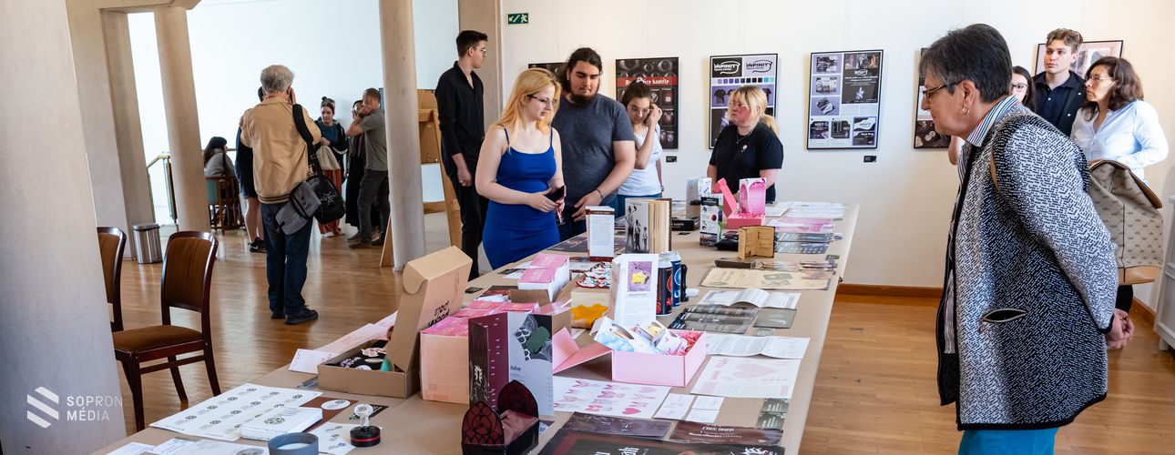 Insania – kiállítást nyílt a Handler-technikum grafikusainak munkáiból