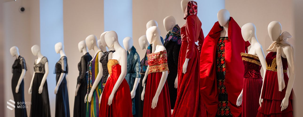 Megnyílt Zoób Kati divatkiállítása a fertődi Esterházy-kastélyban