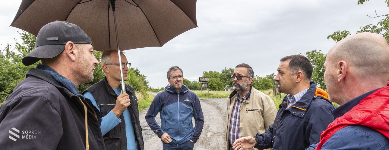 A "Fertő Part"- beruházást végző fejlesztő cég a borászokkal tartott bejárást a Fehér útnál