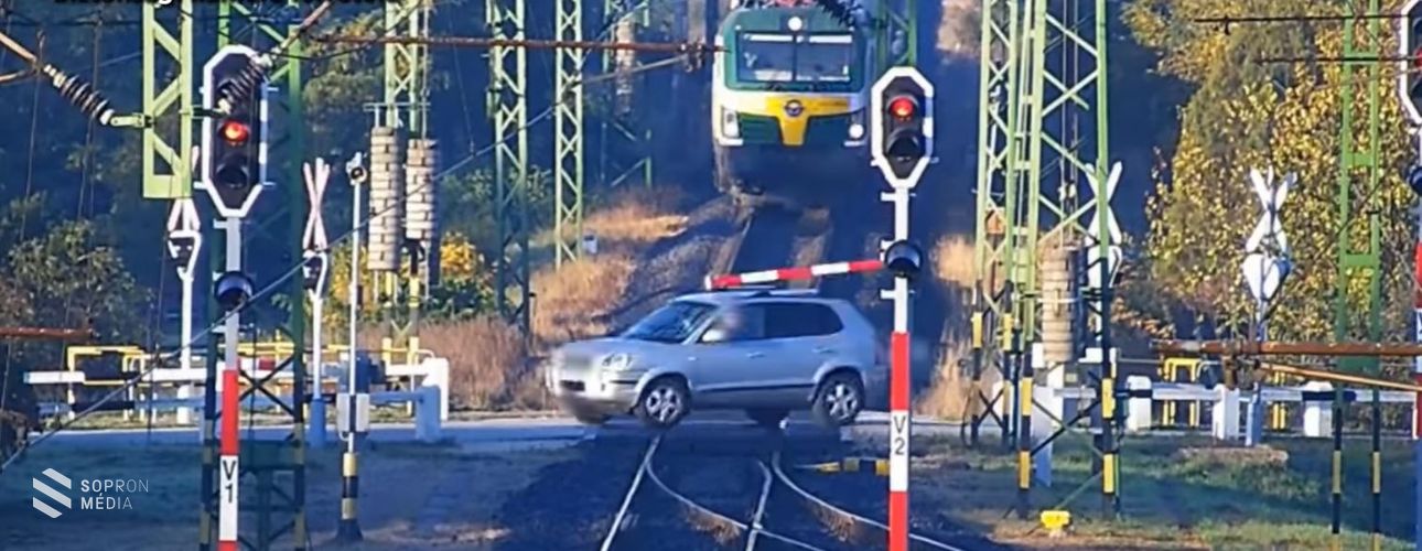 Letörte a sorompót és a vonat előtt hajtott át az átjárón