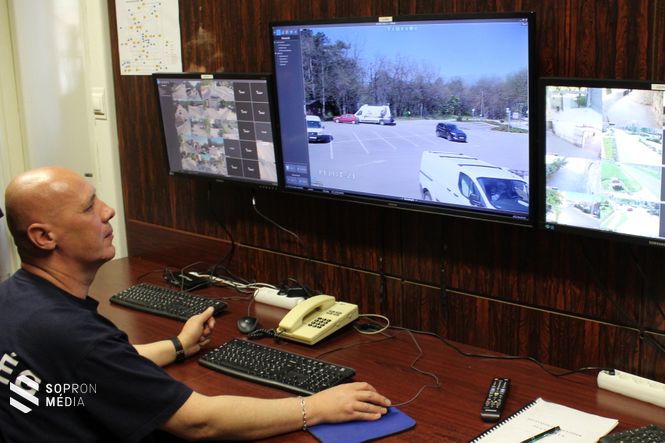 A térfigyelő kamerák központi monitorszobája. (Korábbi fotó) 
