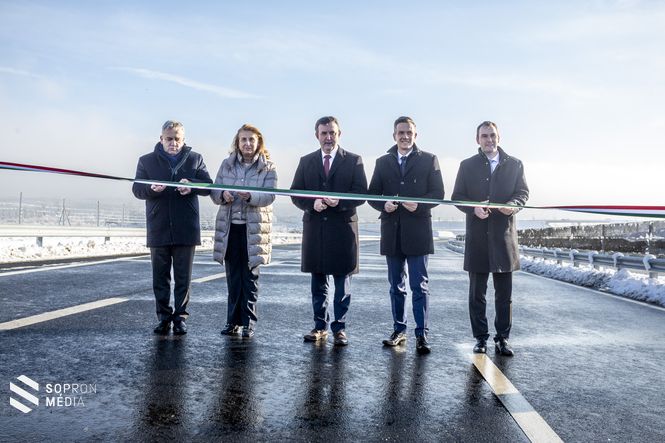 A szalagot Nagy Róbert, Molnár Ágnes országgyűlési képviselő, Palkovics László miniszter, Farkas Ciprián polgármester és Barcza Attila országgyűlési képviselő vágta át.