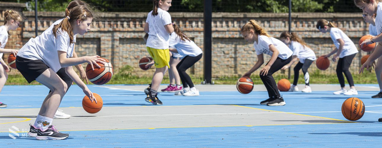 Új kosárlabdapályával gazdagodott a Soproni Német Nemzetiségi Általános Iskola
