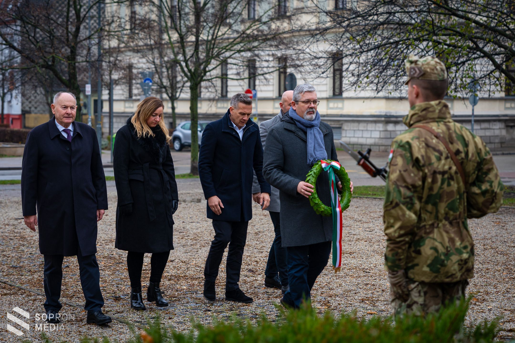 Csendes főhajtással emlékeztek meg a 81 éve történt II. világháborús bombázásra