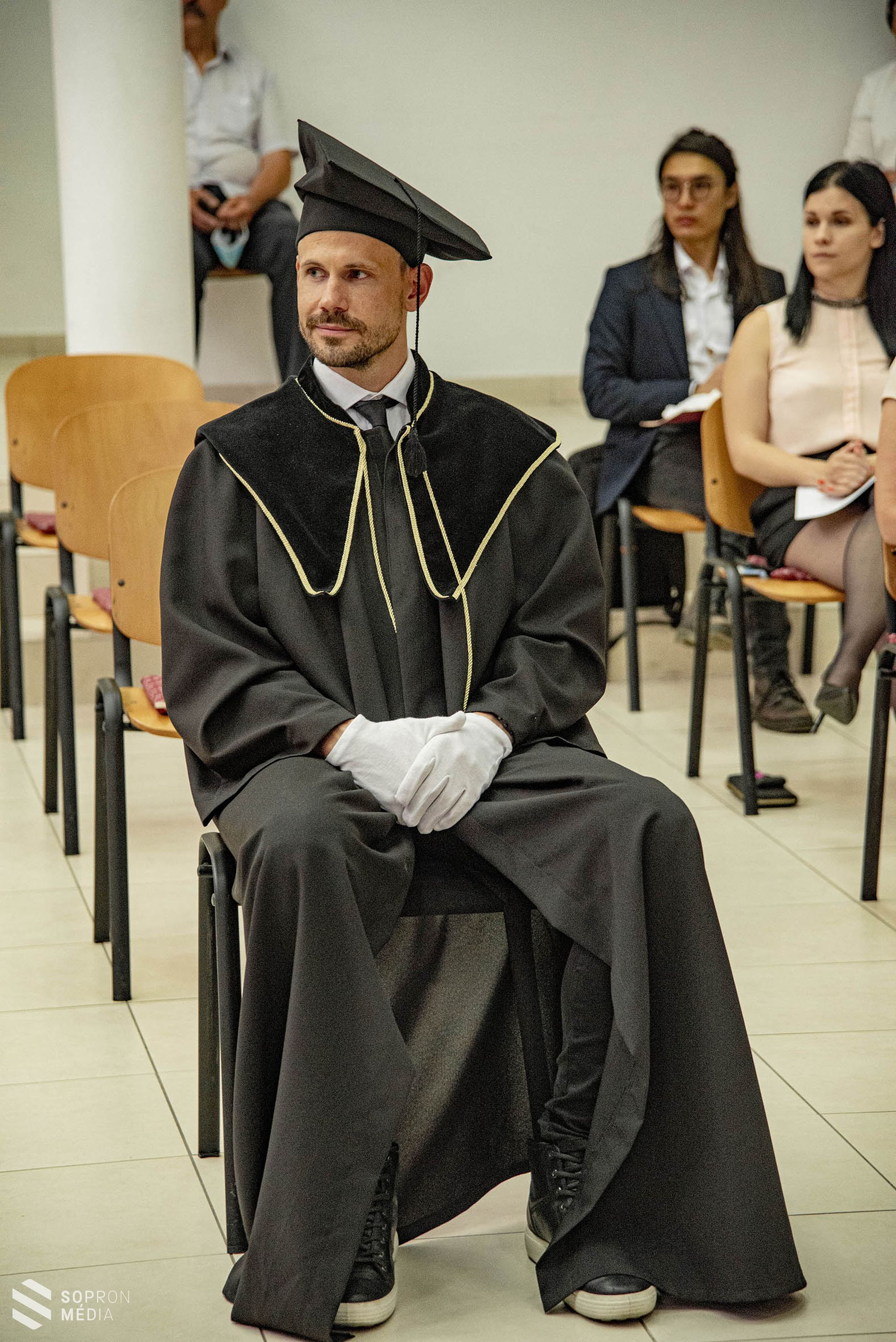 98 végzős hallgató vehette át szombaton a diplomáját