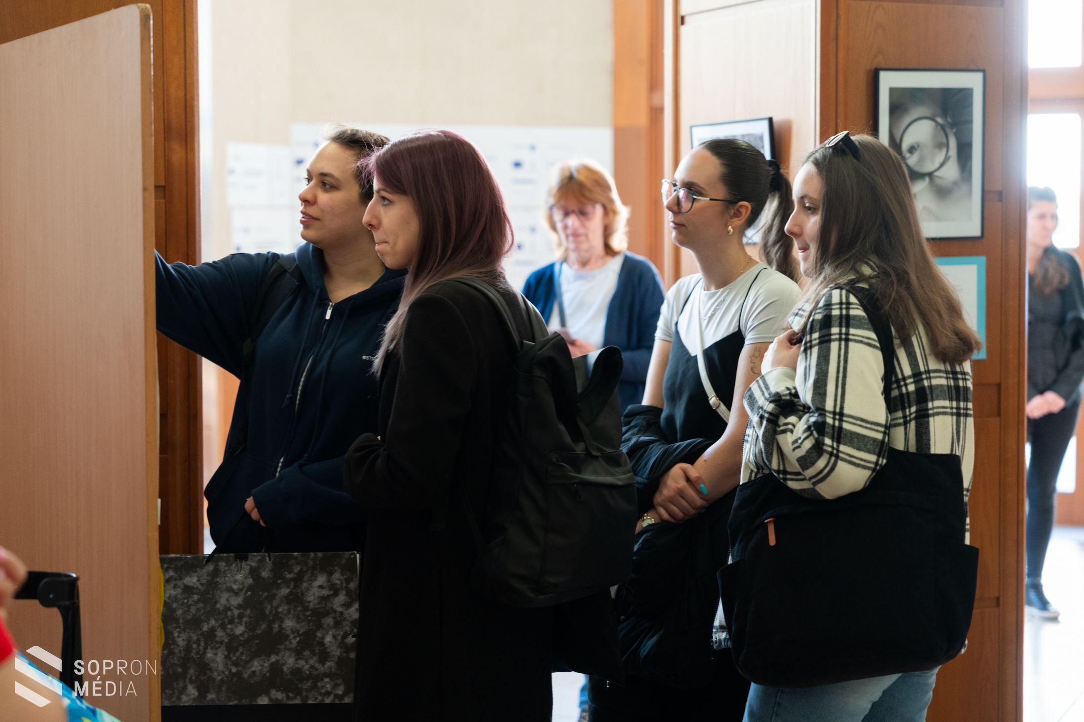 Összevont kiállítással kezdődött meg az autizmus világnapi programsorozat