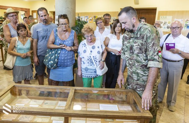 A kiállítást Fábián Tibor mutatta be. A GYIK előterében nyíló tárlat megtekinthető szeptember 26-ig