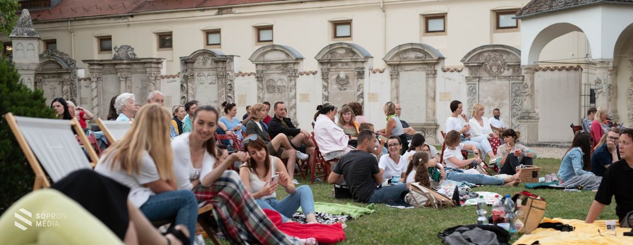 Szabadtéri filmvetítés a Lenck-villában