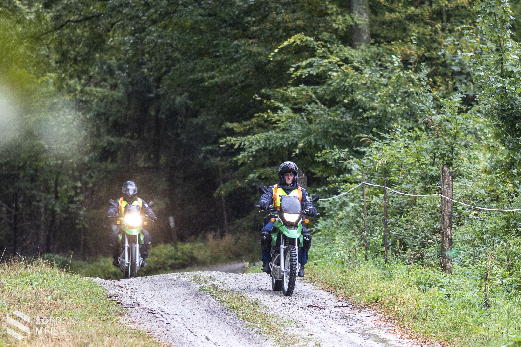 Terepmotoros rendőrök felügyelik a Soproni Parkerdőt