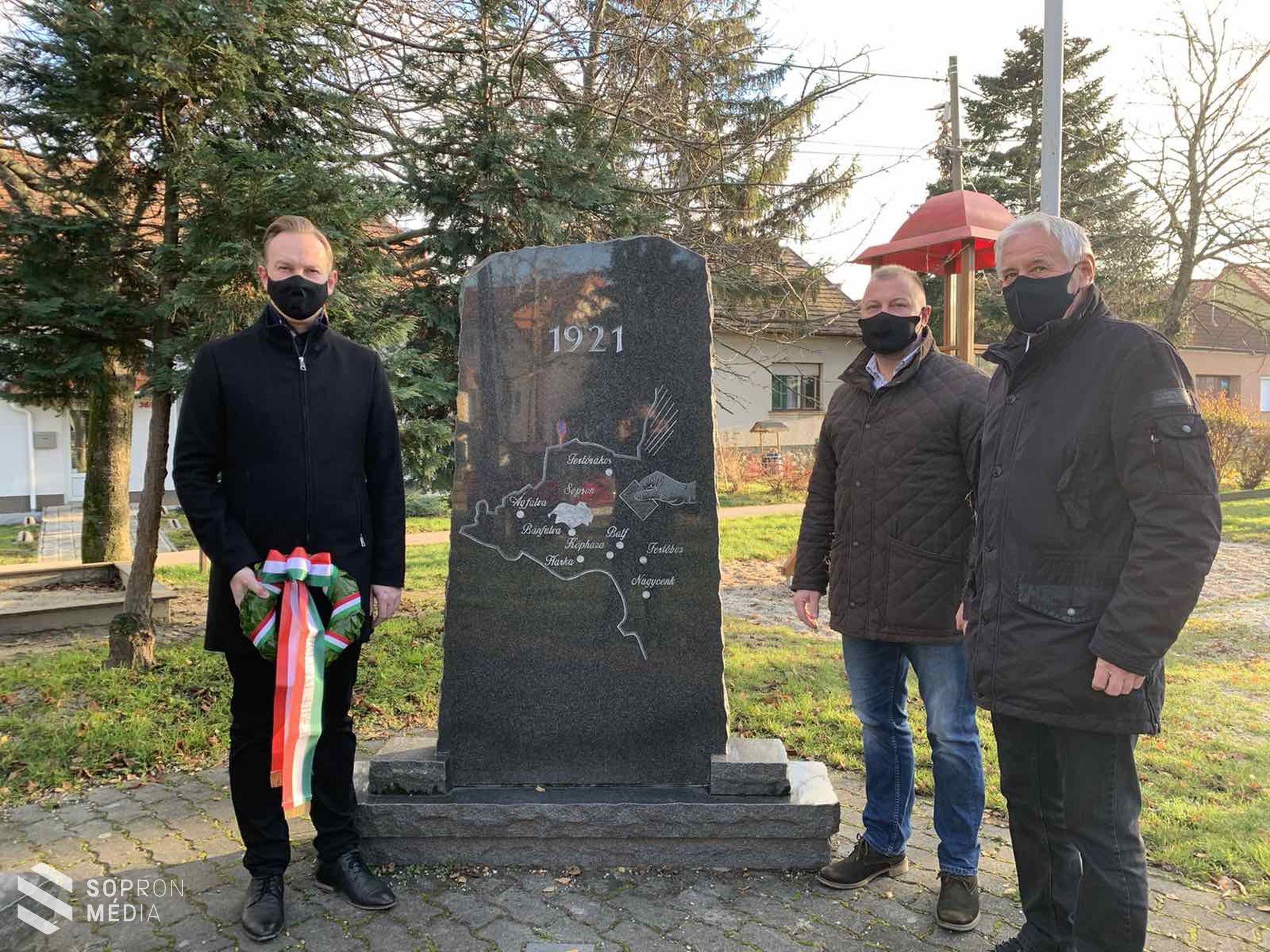 Koszorúzás a népszavazás évfordulóján