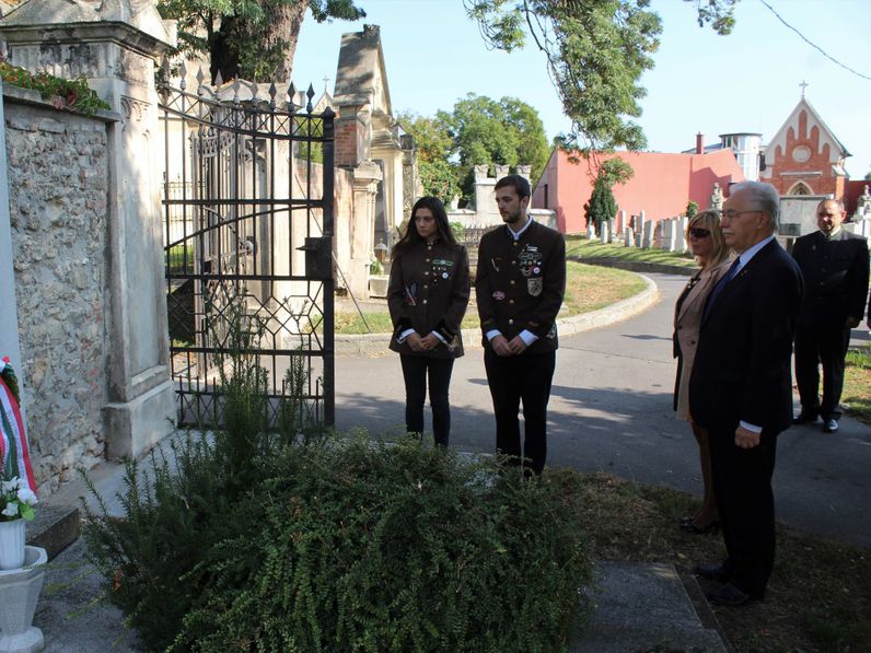 Koszorúzás a hősi halottak nyughelyénél Sopronban