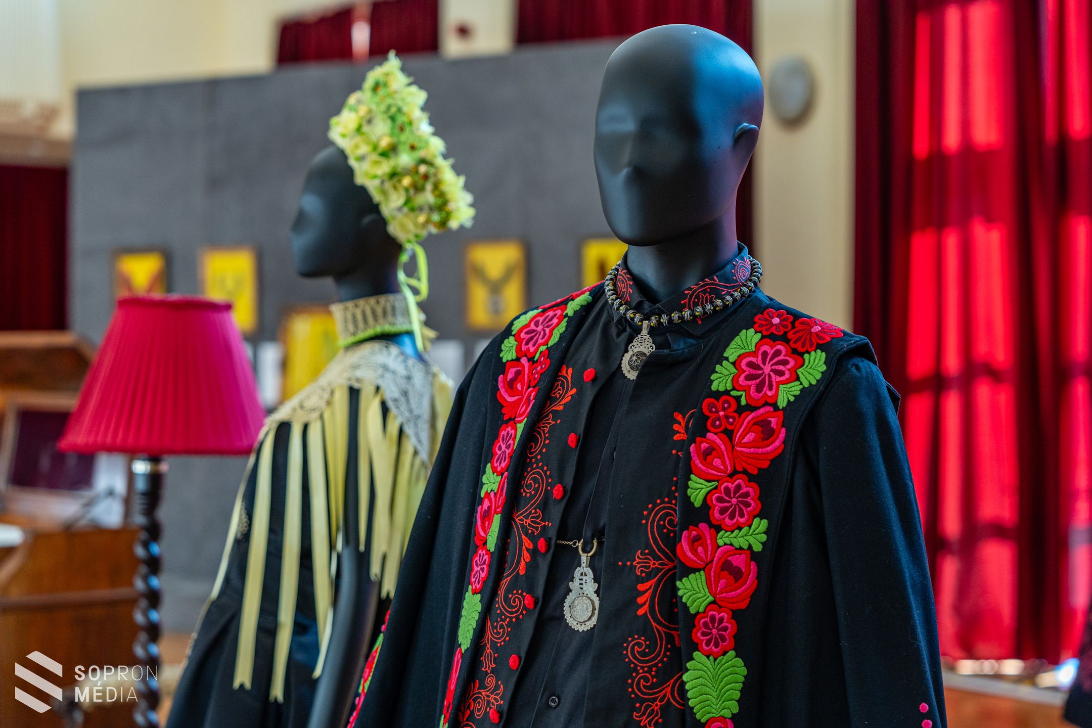 Népviselet újragondolva – Aurora FolkGlamour a GYIK Rendezvényházban