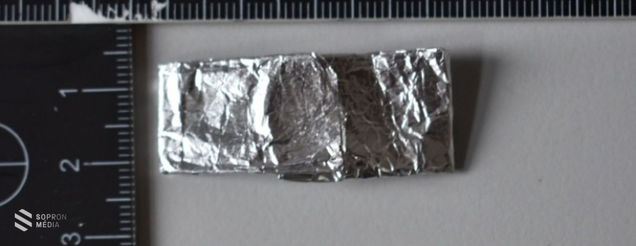Kábítószergyanús anyagra bukkantak a csornai járőrök