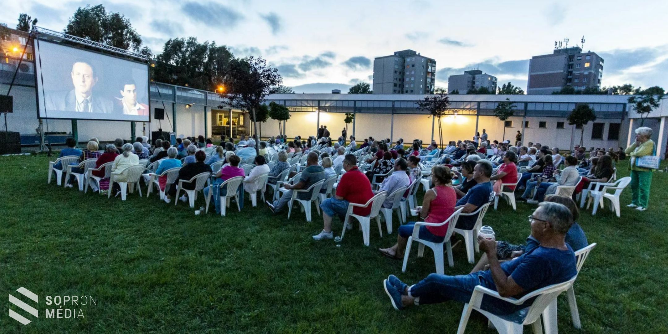 Nyáresti mozi a Jereván lakótelepen