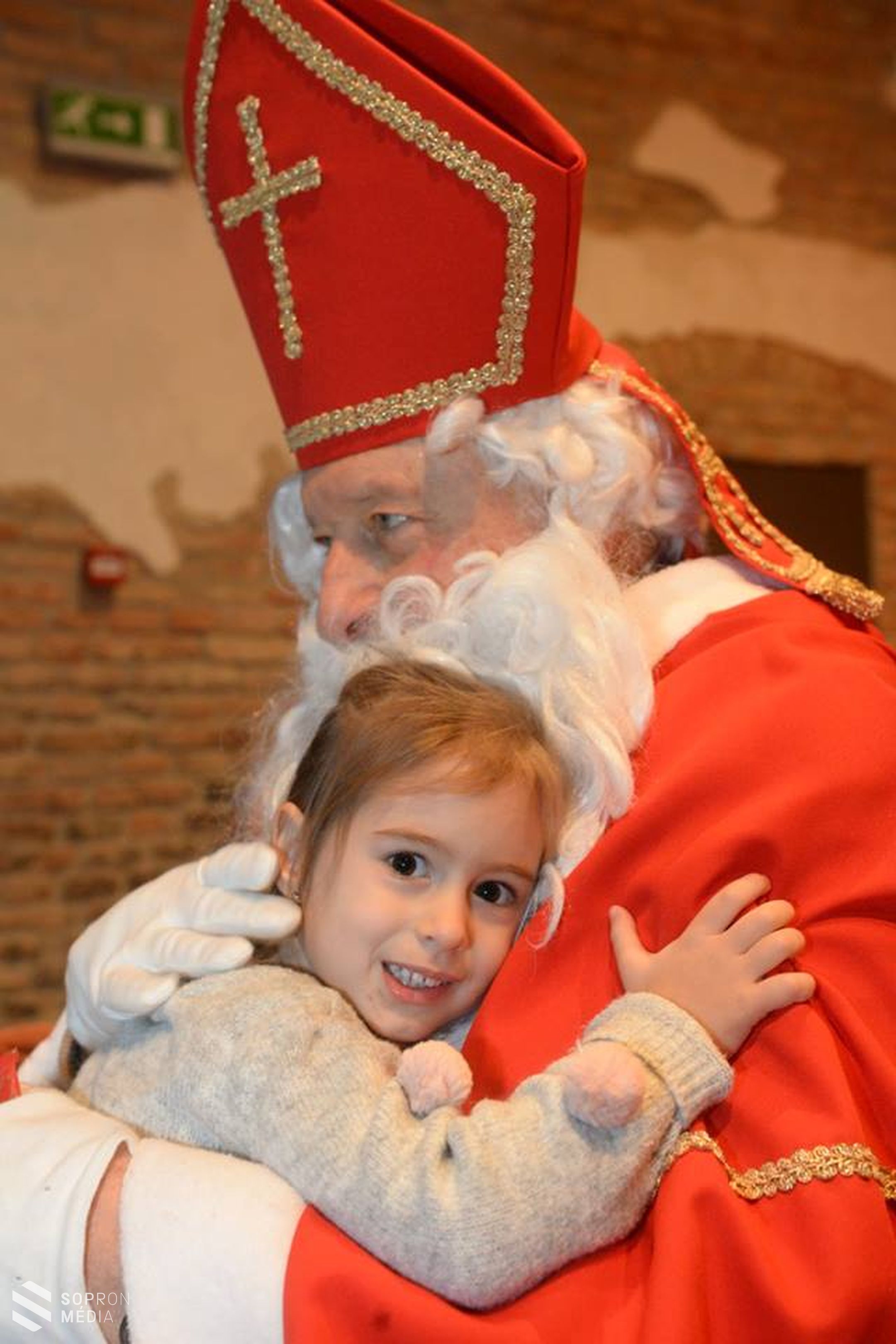 Mikulás Eszterházán