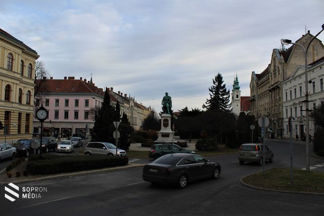 Jelenleg is nagy forgalmat bonyolít le a Széchenyi tér. 