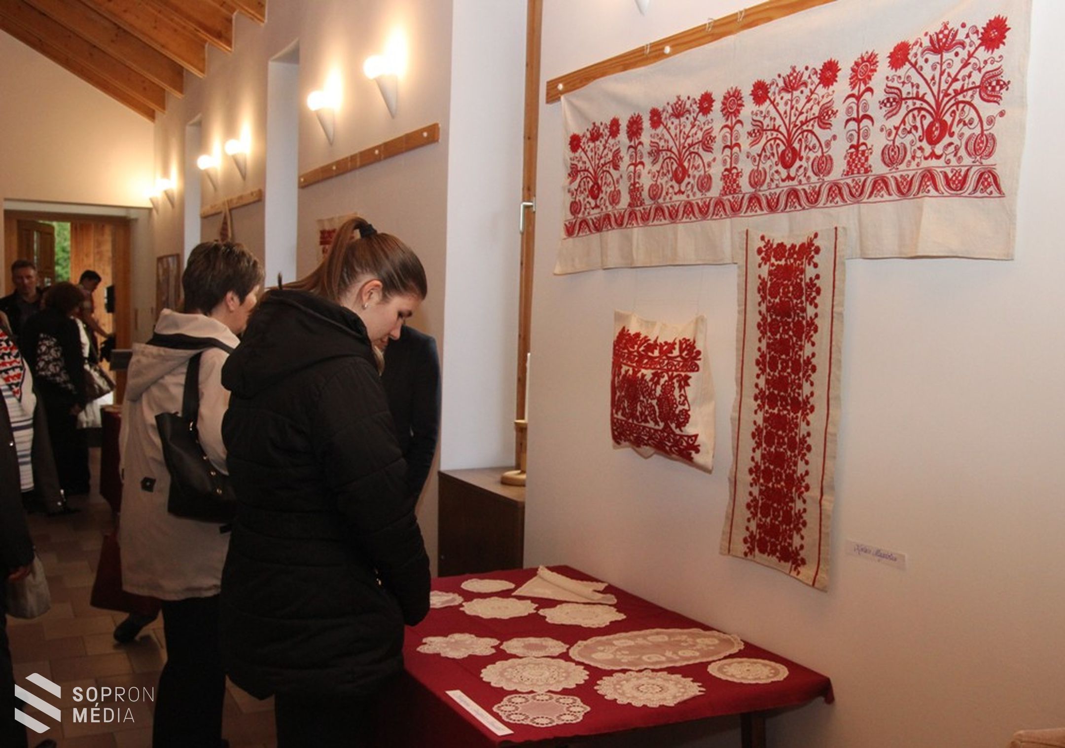A soproni Népi Díszítők Alkotó Körének újabb kiállítása nyílt meg Sopronban, a Szent Imre plébánia aulájában