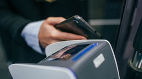 Hosszútávon maradhat az érintéses kártyás fizetéseknél 15 ezer forintos értékhatár