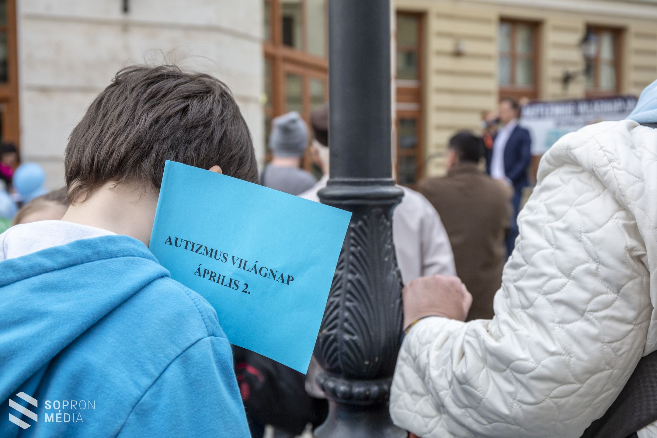 Kék séta az Autizmussal élők világnapján